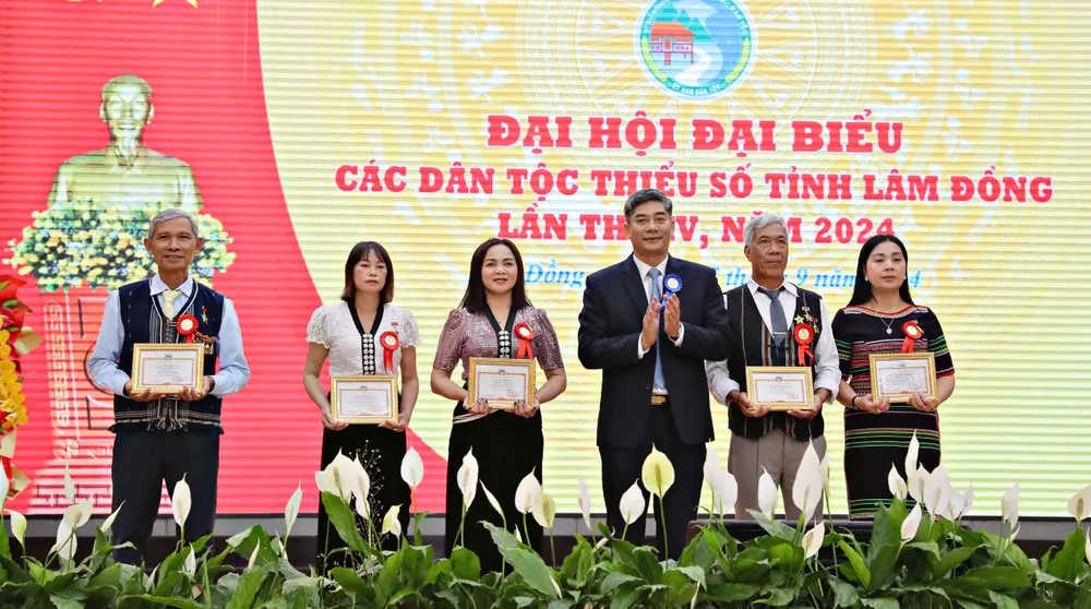 Nhiều tập thể và cá nhân được tặng Kỷ niệm chương “Vì sự nghiệp phát triển các Dân tộc”. Ảnh: VT tinh-lam-dong-d5.jpg