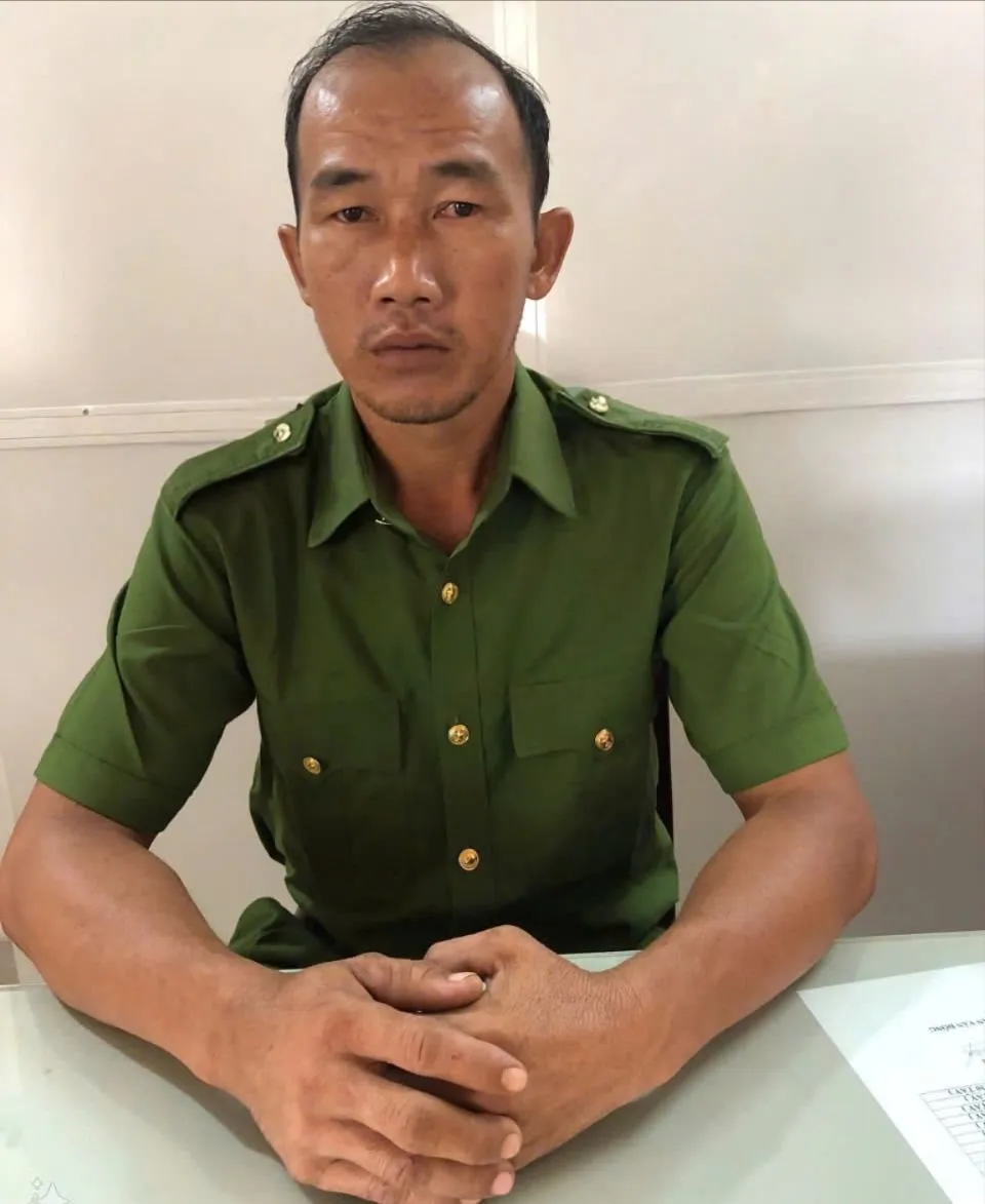 Nguyễn Văn Phúc bị tổ công tác đặc biệt phát hiện khi mặc quân phục giả cảnh sát Mang quân hàm thiếu tá dổm đi lừa, gặp tổ công tác đặc biệt