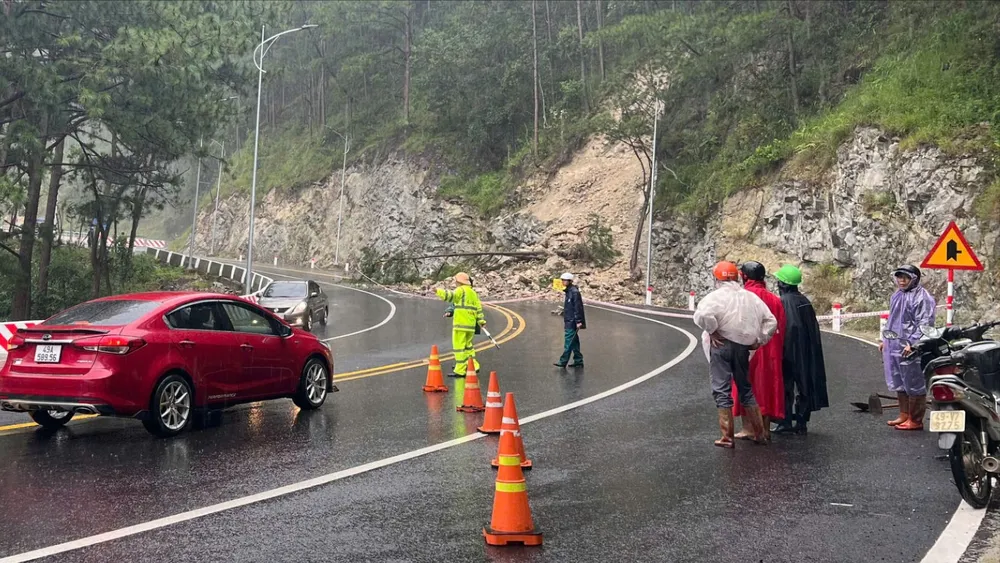 Đèo Prenn bị sạt, đá và cây chắn ngang hướng xuống