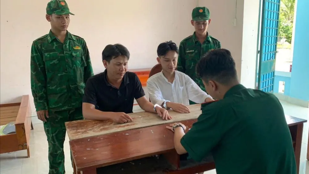 Biết mình đang bị truy bắt, Linh và Tuấn tìm đường trốn sang Campuchia. Ảnh: VT