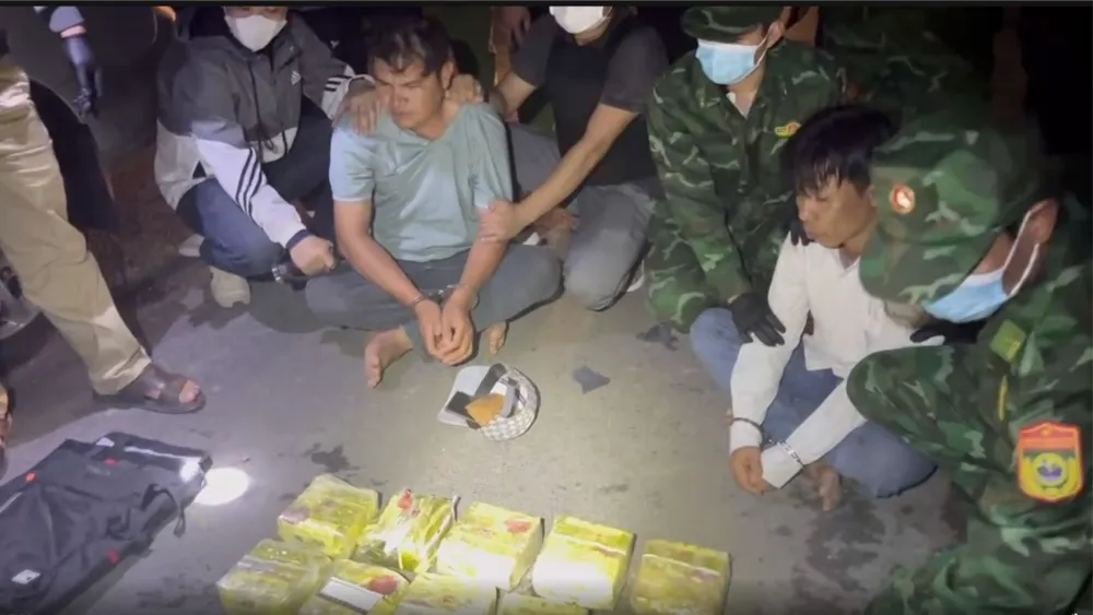 Trần Văn Sướng và Lý Minh Thương bị các lực lượng phối hợp bắt giữ cùng tang vật 30kg ma túy. Ảnh: VT Ảnh màn hình 2024-10-07 lúc 16.07.18.png