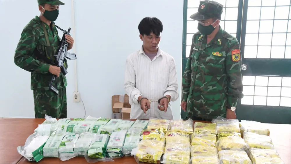 Trần Văn Sướng bị bắt cùng tang vật. Ảnh: VT tinh-tay-ninh-2.jpg