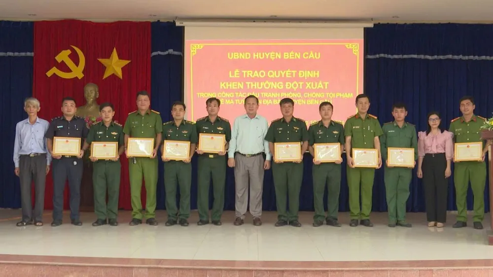 Khen thưởng lực lượng bắt giữ 0,5 kg ma tuý ở CKQT Mộc Bài