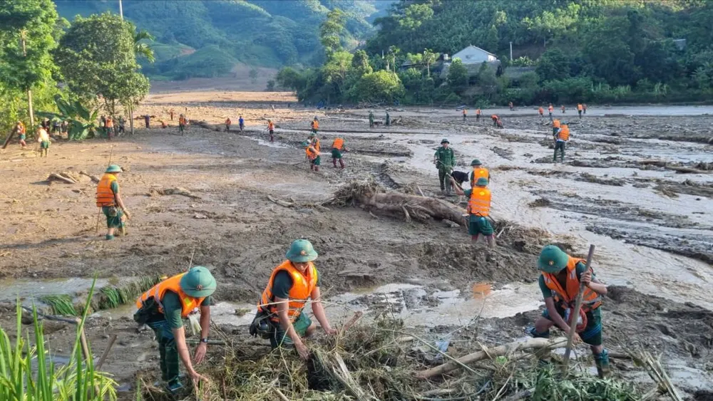 Các lực lượng cứu hộ rút khỏi thôn Làng Nủ, kết thúc việc tìm kiếm các nạn nhân mất tích. Ảnh: THANH TÚ Các lực lượng cứu hộ rút khỏi thôn Làng Nủ, dừng tìm kiếm nạn nhân mất tích trong trận lũ