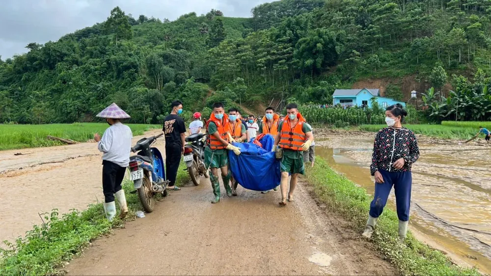 Sau 1 tháng tìm kiếm, các lực lượng chính thức rút khỏi thôn Làng Nủ. Ảnh: VÕ TÙNG thon-lang-nu-2.jpg