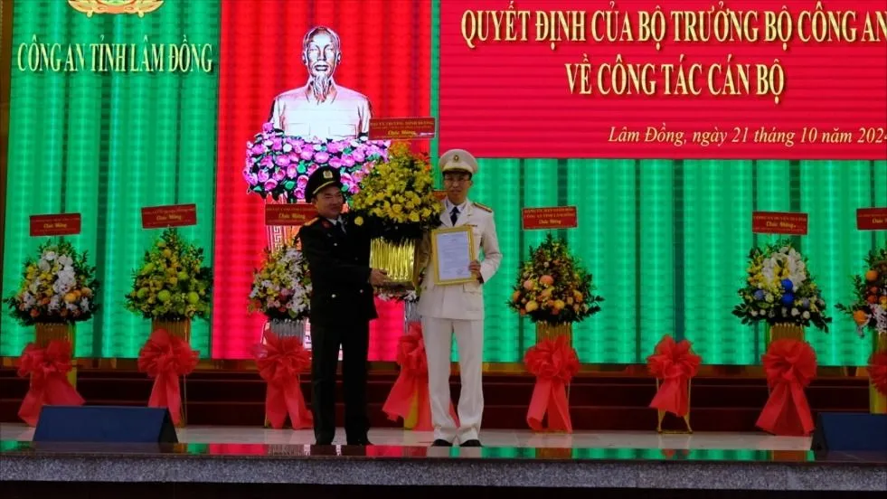 Đại tá Trương Minh Đương trao quyết định cho Thượng tá Phạm Thanh Hùng. Ảnh: THIỆN NHÂN Trưởng Công an huyện làm Phó Giám đốc Công an tỉnh Lâm Đồng