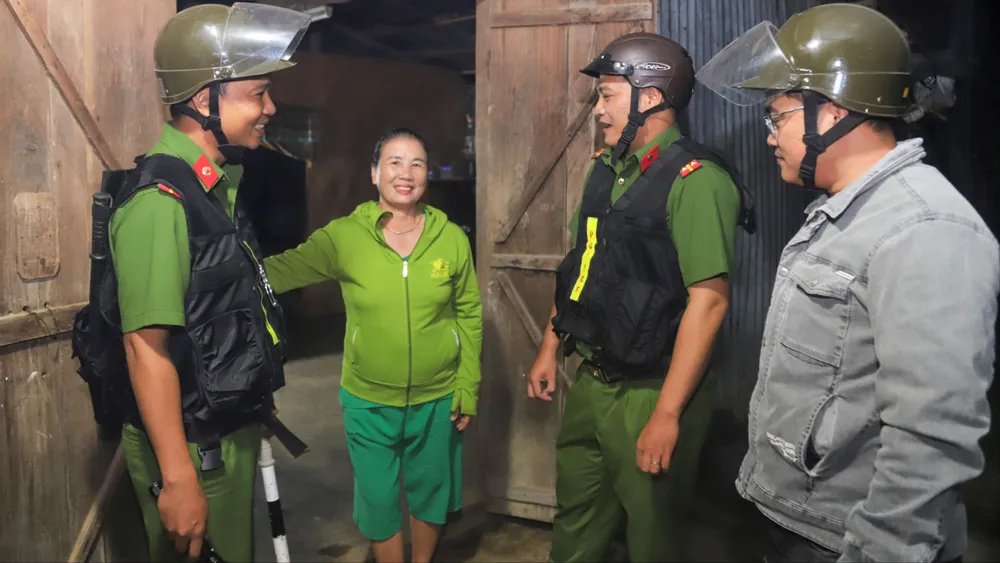 Công an nhắc nhở người dân nâng cao cảnh giác, tự bảo vệ tài sản của mình. Ảnh: VÕ TÙNG vuon-ca-phe-4.jpg