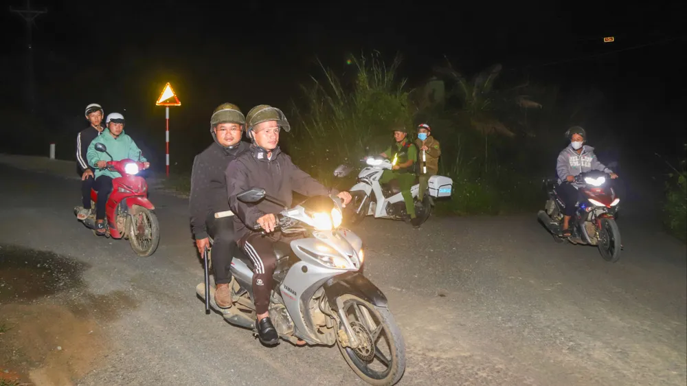 Công an huyện Bảo Lâm phối hợp với Công an xã Lộc Nam tuần tra tất cả tuyến đường có vườn cà phê của người dân. Ảnh: VÕ TÙNG Không để nông dân phải khóc tức tưởi khi vườn cà phê sắp thu hoạch lại bị kẻ gian tuốt sạch