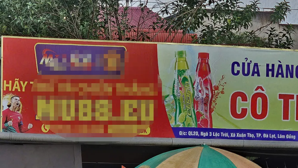 Biển hiệu tạp hoá có in quảng cáo trá hình trang web đánh bạc trực tuyến