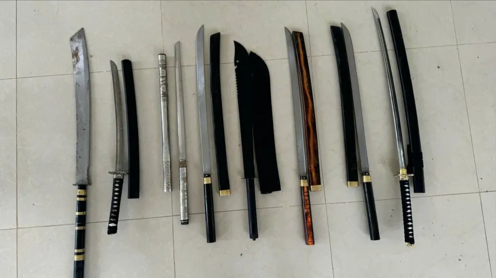 11 thanh thiếu niên bị khởi tố vì mang hung khí đến quán cà phê chém nhau Mang dao, kiếm đến quán cà phê chém thiếu niên 15 tuổi