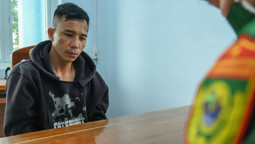 Nhét cây vào ống pô xe máy để chở thuốc lá lậu