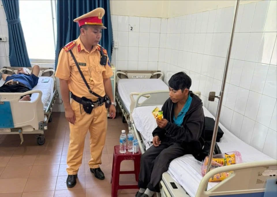 CSGT Lâm Đồng kịp thời cứu sống người bị tai nạn