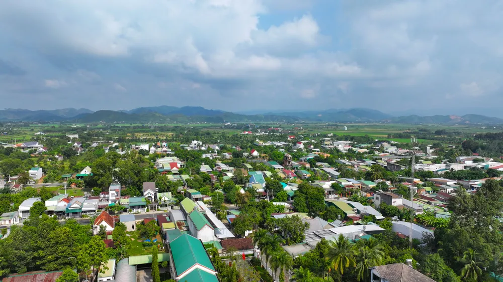 Trung tâm huyện Đạ Huoai mới. Ảnh: VÕ TÙNG Việc sắp xếp bộ máy nhân sự cho huyện Đạ Huoai mới phải thận trọng, kỹ lưỡng, chắc chắn