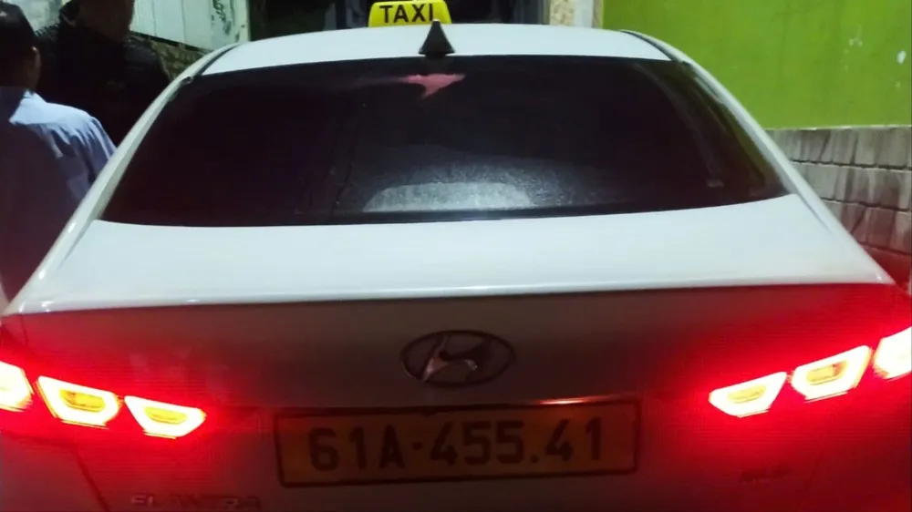 Công an đã xác định và làm việc với tài xế taxi "dù" xịt hơi cay vào mặt hành khách Xác định tài xế taxi “dù” dùng bình xịt hơi cay tấn công hành khách ở Đà Lạt