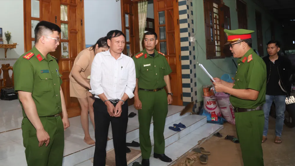 Bắt nguyên cán bộ địa chính xã lừa cho thê đất rừng