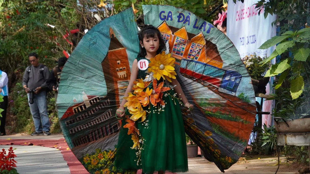 Biểu diễn thời trang hoa trên cung đường nghệ thuật