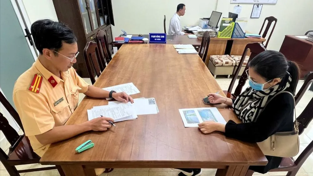 Phạt người phụ nữ lái ô tô con đi ngược chiều trên cao tốc Liên Khương – Prenn