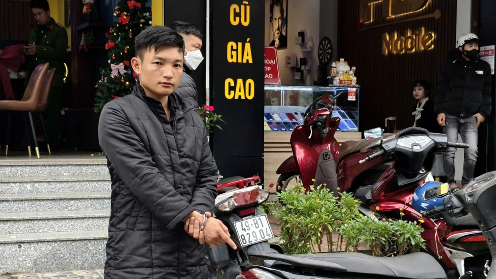 Vừa ra tù đã mang bình xịt hơi cay đi cướp điện thoại