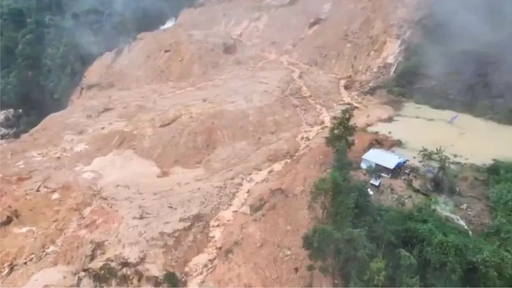 Hàng ngàn khối đất đá tràn chắn ngang đường