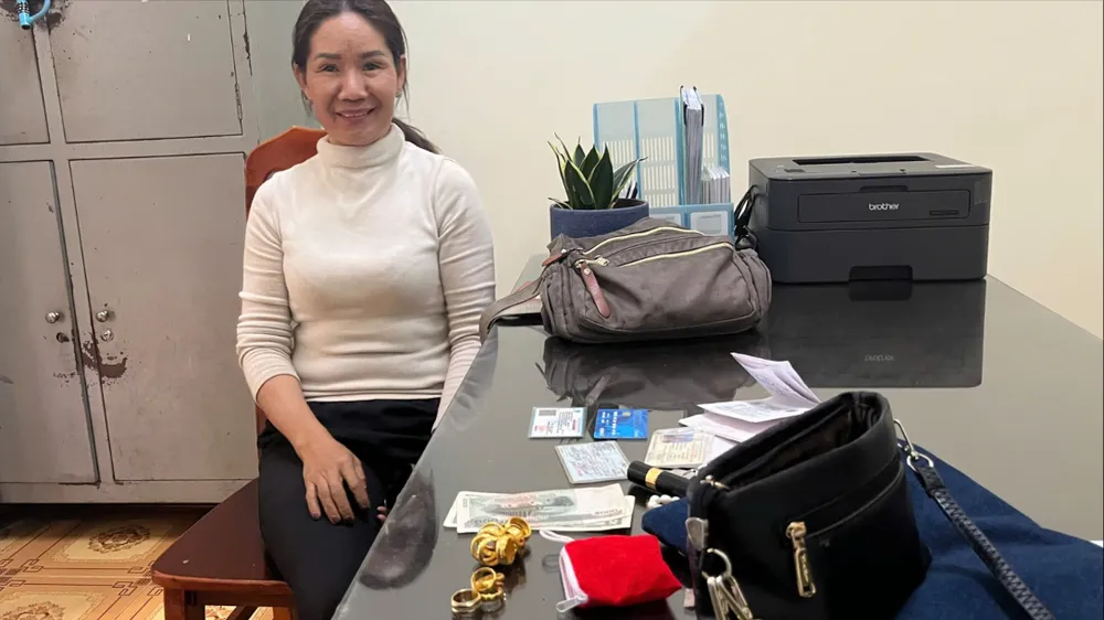 Nữ tiểu thương tươi vui khi tìm được chủ nhân của 40 chỉ vàng bị đánh rơi.