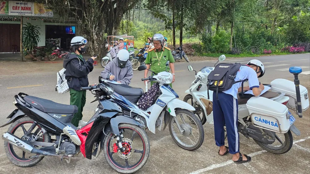 Tăng cường kiểm soát học sinh chạy xe máy, tạm giữ hàng chục xe vi phạm ở huyện Đạ Huoai