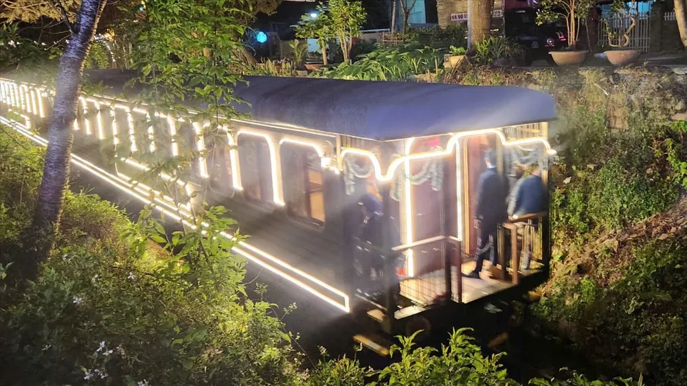 Tàu La Reine mang du khách từ Đà Lạt ra Trại Mát đón giáng sinh