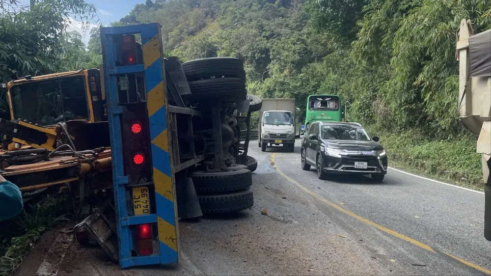 Xe tải chở máy múc lật nghiêng khiến đèo Bảo Lộc