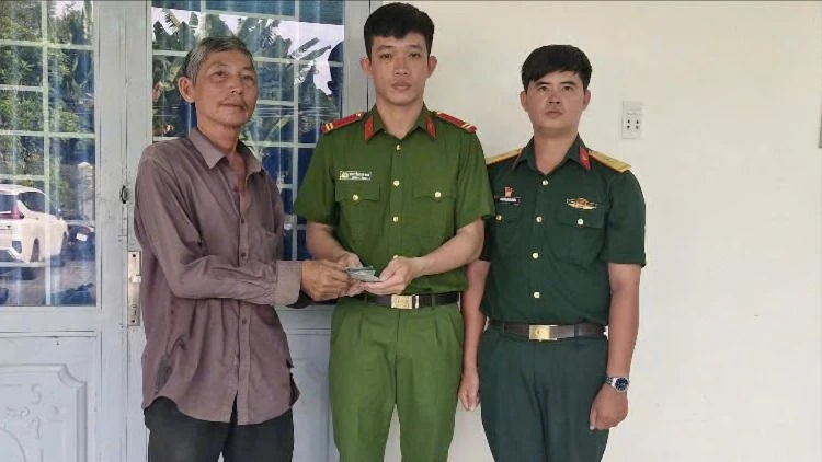 Thiếu úy quân nhân ở tỉnh Tây Ninh mang tài sản nhặt được trao trao người bị đánh rơi.