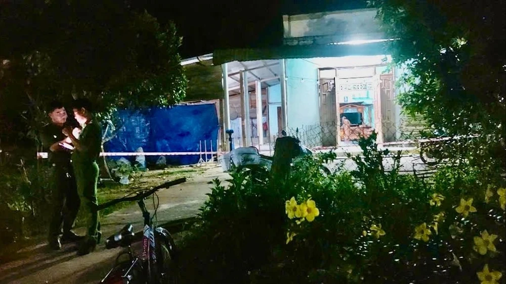 Công an tỉnh Lâm Đồng bảo vệ hiện trường để điều tra vụ việc Mâu thuẫn tiền bạc, chặn đường đâm người tử vong ở tỉnh Lâm Đồng