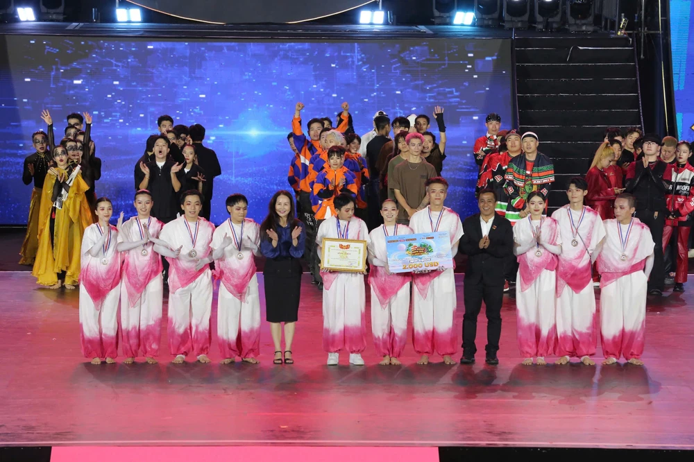 LYRICÍST - giải BA Showcase (1).jpg