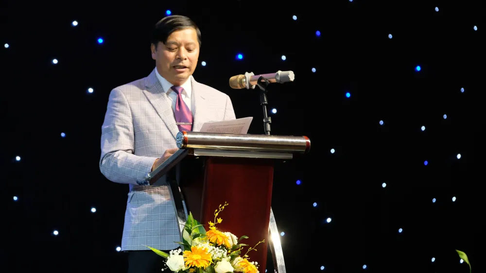 Nhà báo Lâm Viên - Phóng viên Báo Thanh Niên tham luận tạI hội thảo. Ảnh: VÕ TÙNG bao-chi-lam-dong-b.JPG