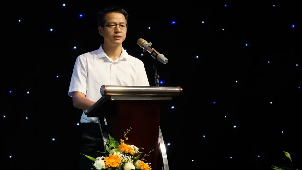 Phóng viên Mai Vinh - Báo Tuổi Trẻ tham luận tại hội thảo. Ảnh: VÕ TÙNG DSCF5646.JPG