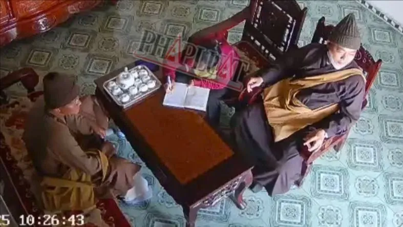 Xuất hiện hai người mạo danh nhà sư để lừa đảo ở TP Bảo Lộc. Ảnh: CACC Giả nhà sư đi khất thực để lừa đảo ở TP Bảo Lộc