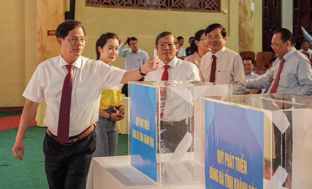 Cá nhân, tổ chức và doanh nghiệp ủng hộ Quỹ phát triển bóng đá Khánh Hòa. Ảnh: XUÂN HOÁT. A2.jpg