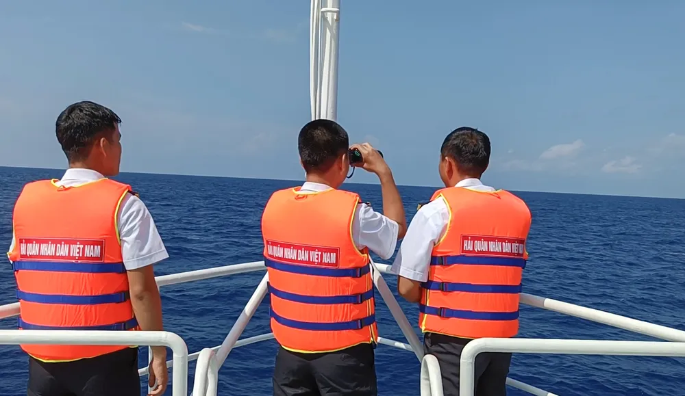 Tàu Vùng 4 Hải quân đang trên đường đến địa điểm tàu cá bị nạn để tìm kiếm, cứu nạn ngư dân. Ảnh: HM. Bộ Tư lệnh Hải quân điều 3 tàu tìm kiếm ngư dân mất tích