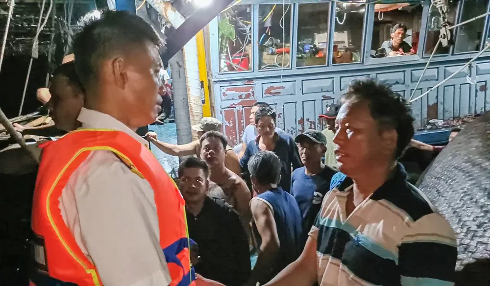 Tàu hải quân đón các ngư dân bị nạn. Ảnh: HM Tàu hải quân đang đưa ngư dân bị chìm về Quảng Nam