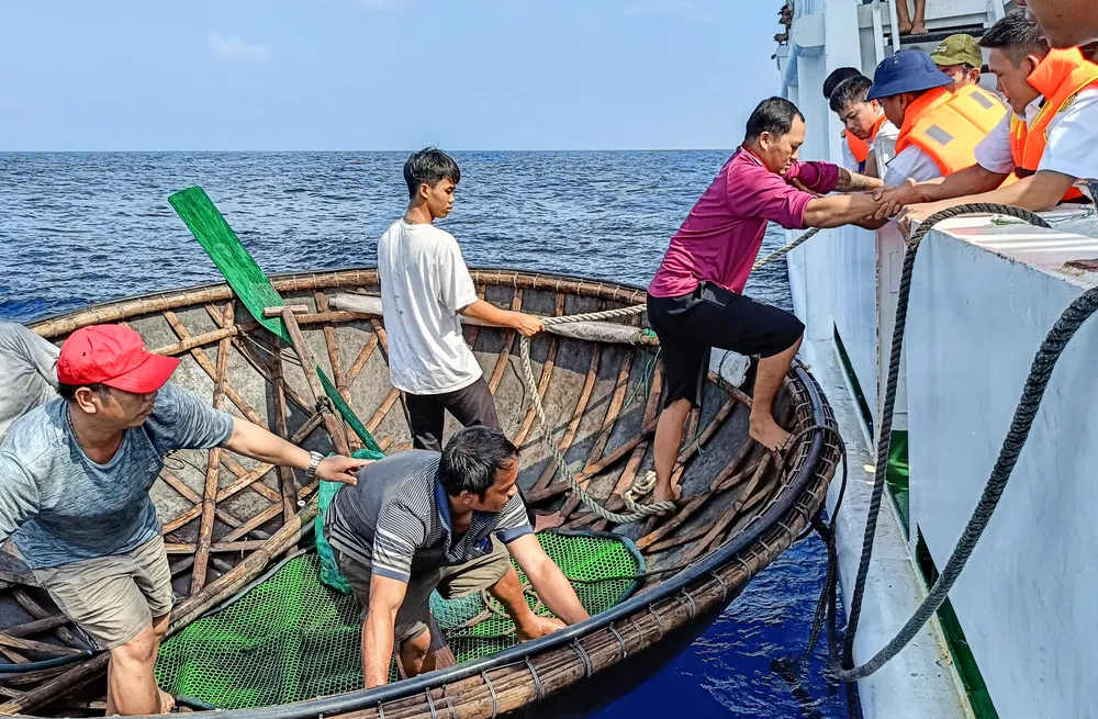 Tàu hải quân đón các ngư dân để đưa về đất liền. Ảnh: Hải quân cung cấp. H1.jpg
