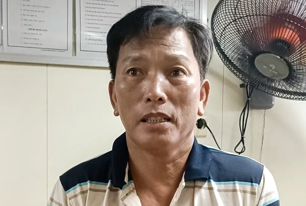 Ngư dân Trần Văn Tốt cầu mong cơ quan chức năng sớm tìm thấy các bạn thuyền còn mất tích. Ảnh: Hải quân cung cấp. H4.jpg