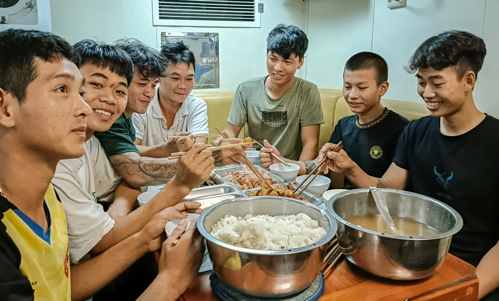 Ngư dân được chăm sóc trên tàu 467. Ảnh: HM