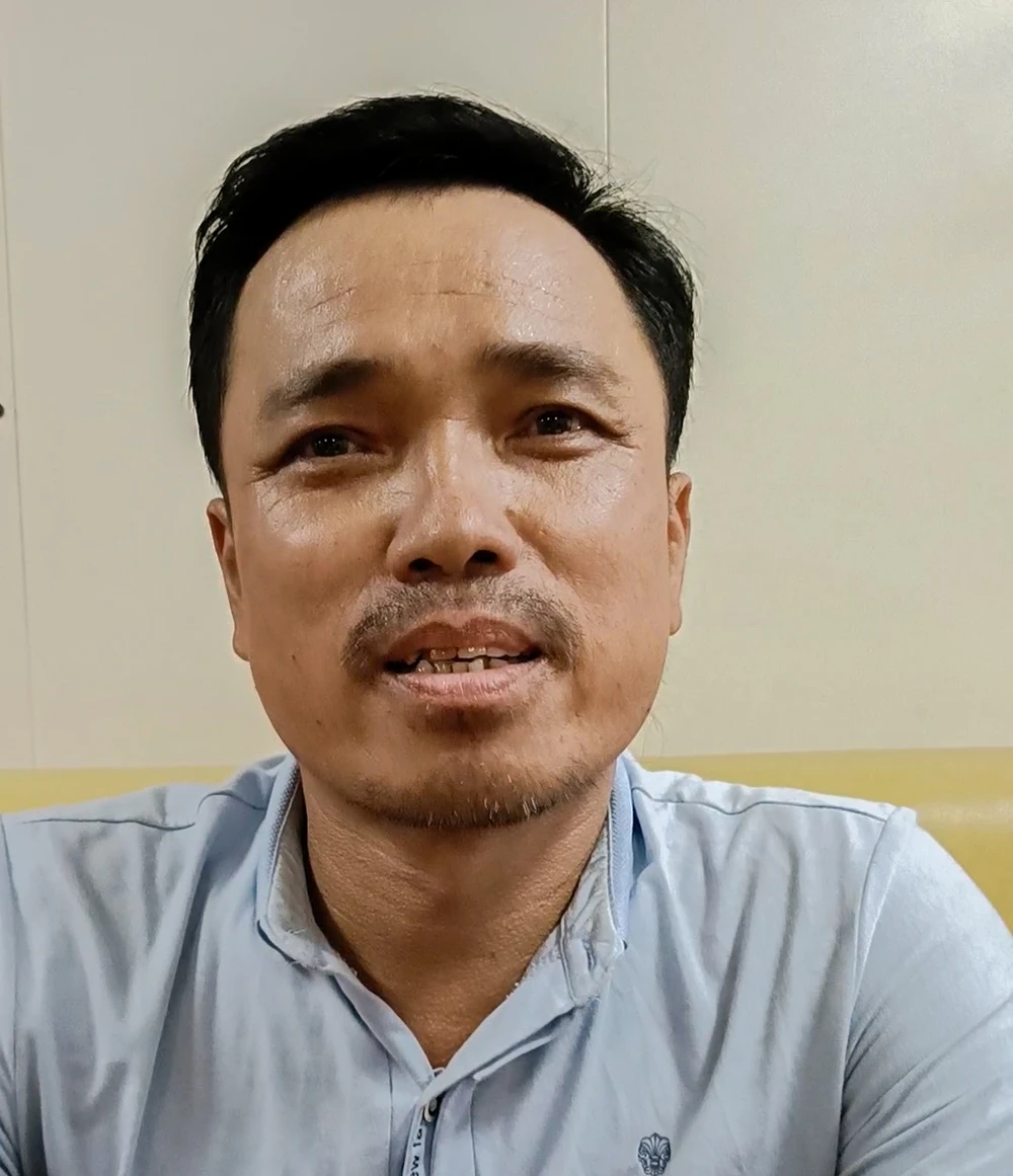 Ngư dân Dương Quốc Lâm cám ơn các chiến sĩ đã chăm sóc mình và các bạn thuyền. Ảnh: HM