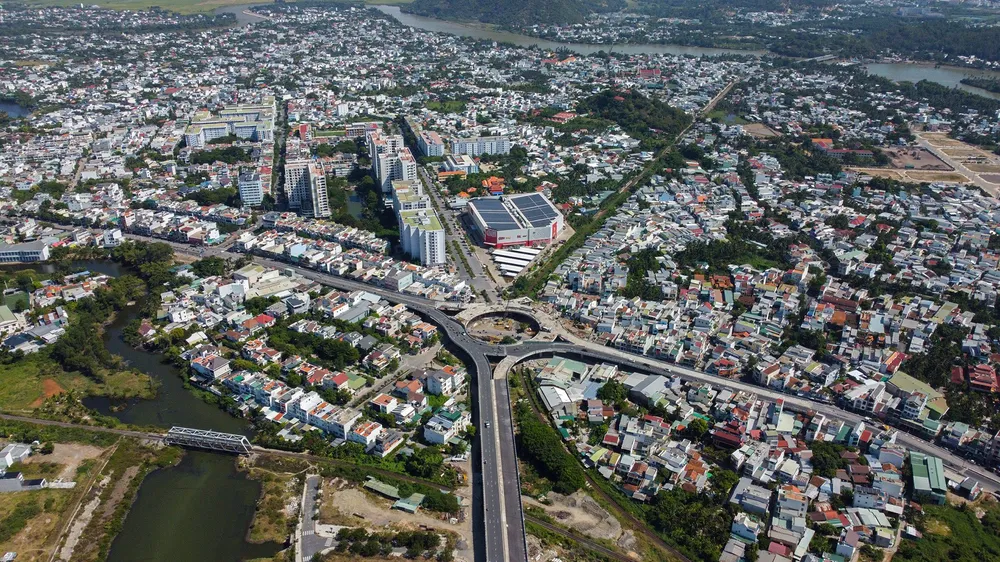 Dự án nút giao thông Ngọc Hội chậm tiến độ do vướng giải phóng mặt bằng. Ảnh: XUÂN HOÁT chậm tiến độ.jpg