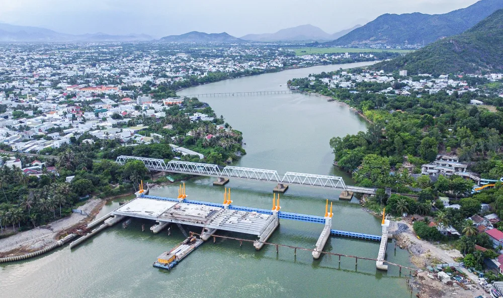 Công trình dự án đập ngăn mặn trên sông Cái Nha Trang chậm tiến độ. Ảnh: XUÂN HOÁT chậm tiến độ.jpg