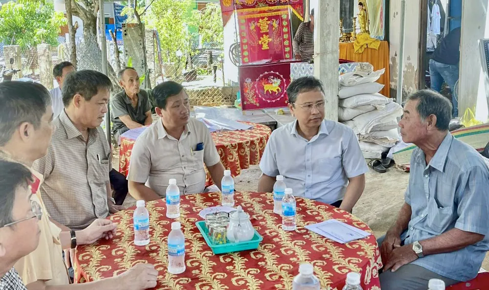 Ông Trần Hòa Nam thăm, động viên gia đình nạn nhân tử vong trong vụ tai nạn. Ảnh: KTV nồng độ cồn.jpg