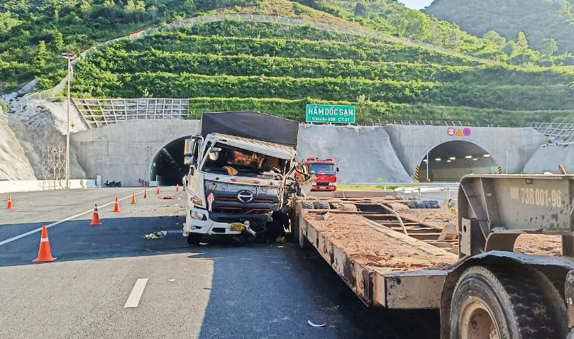 Vụ tai nạn xảy ra ngay trước cửa hầm Dốc Sạn. Ảnh: NC tai-nạn.jpg