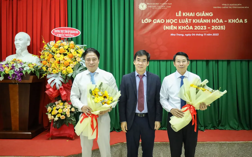 TS. Lê Trường Sơn Hiệu trưởng tặng hoa các đồng chí lãnh đạo tỉnh.JPG