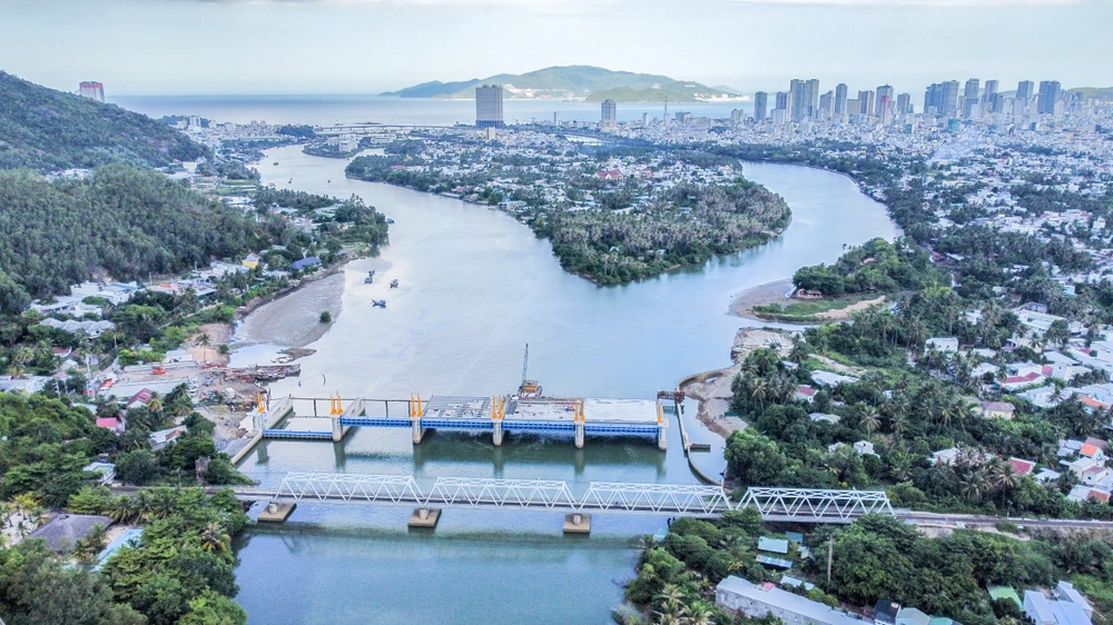 Công trình dự án đập ngăn mặn trên sông Cái Nha Trang đang chậm tiến độ do vướng mặt bằng. Ảnh: XUÂN HOÁT H1.jpg
