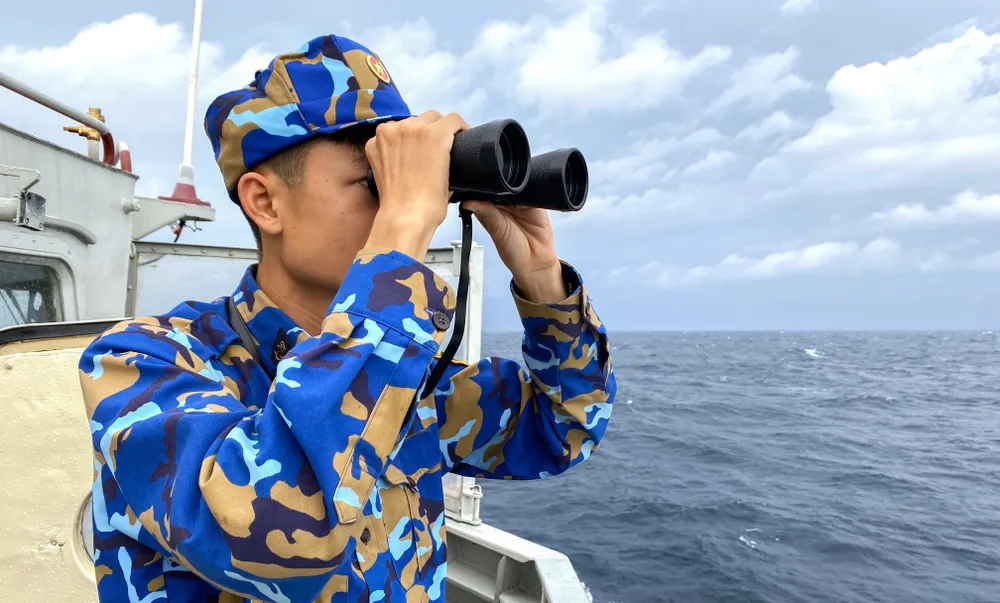 5. Sĩ quan tàu Hải quân Nhân dân Việt Nam quan sát trong quá trình tuần tra.JPG
