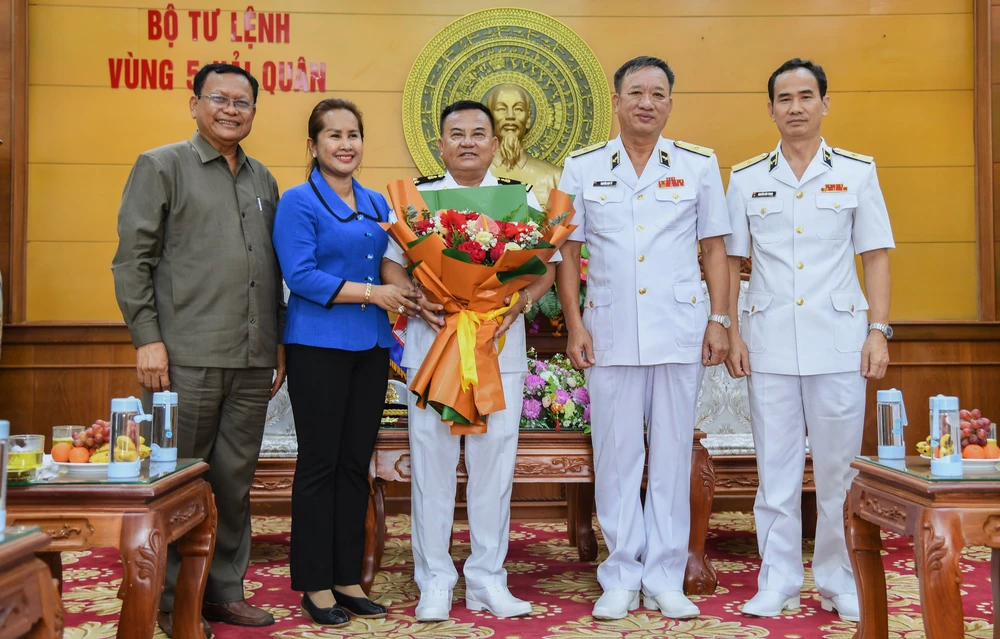 Lãnh đạo Bộ Tư lệnh Vùng 5 chúc mừng Phó đô đốc Mey Dina trên cương vị mới. Ảnh: VĂN ĐỊNH 4. Lãnh đạo Bộ Tư lệnh Vùng 5 Hải quân tặng hoa chúc mừng Phó đô đốc Mey Dina.jpg