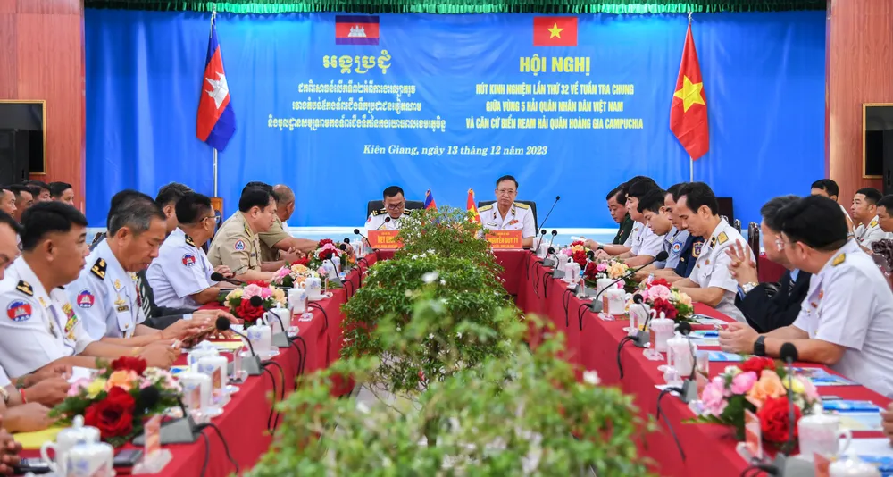 Toàn cảnh hội nghị. Ảnh: VĂN ĐỊNH 1. Quang cảnh hội nghị rút kinh nghiệm tuần tra chung.jpg