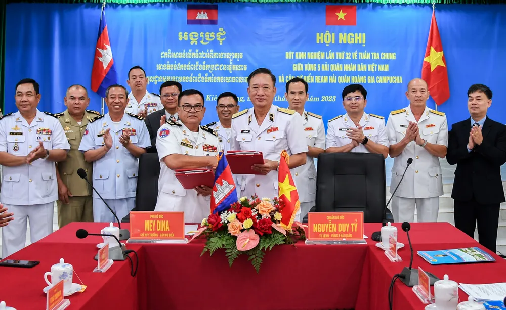 Hải quân hai nước trao biên bản ghi nhớ công tác phối hợp trong thời gian tới. Ảnh: VĂN ĐỊNH 3. Hải quân hai nước trao biên bản ghi nhớ công tác phối hợp trong thời gian tới.jpg